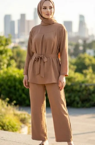 Tweedelige Set Bestaande Uit Een Tuniek En Een Broek Van Aerobin-stof Model 4141-08 Camel. 4141-08