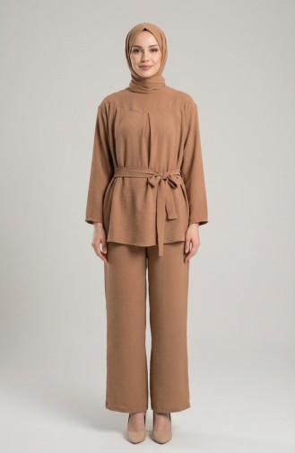Tweedelige Set Bestaande Uit Een Tuniek En Een Broek Van Aerobin-stof Model 4141-08 Camel. 4141-08