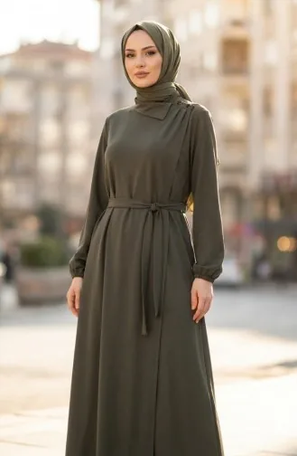 Abaya 2212-01 Khaki Verziert Mit Knöpfen Elastischen Ärmeln Und Gürtel 2212-01