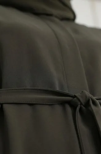 Abaya 2212-01 Khaki Verziert Mit Knöpfen Elastischen Ärmeln Und Gürtel 2212-01