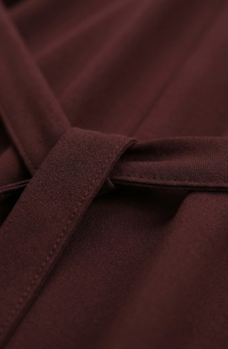 عباية بنية اللون، مزينة بأزرار وأكمام مطاطية وحزام، رقم الموديل 2212-03 2212-03