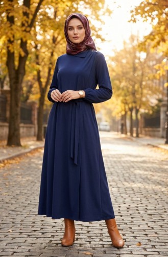 عباية زرقاء داكنة مزينة بأزرار وأكمام مطاطية وحزام، رقم الموديل 2212-04 2212-04