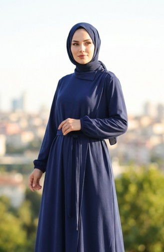 عباية زرقاء داكنة مزينة بأزرار وأكمام مطاطية وحزام، رقم الموديل 2212-04 2212-04