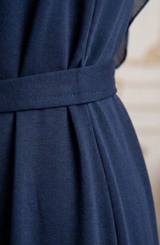 عباية زرقاء داكنة مزينة بأزرار وأكمام مطاطية وحزام، رقم الموديل 2212-04 2212-04