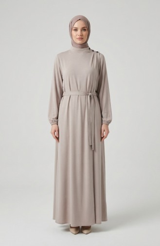 عباية بيج 2212-05 مزينة بأزرار وأكمام مطاطية وحزام 2212-05