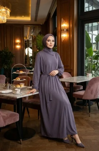 عباية رمادية اللون، مزينة بأزرار وأكمام مطاطية وحزام، رقم الموديل 2212-06 2212-06