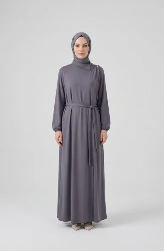 عباية رمادية اللون، مزينة بأزرار وأكمام مطاطية وحزام، رقم الموديل 2212-06 2212-06