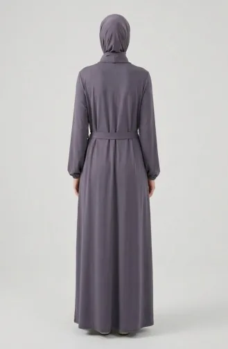 عباية رمادية اللون، مزينة بأزرار وأكمام مطاطية وحزام، رقم الموديل 2212-06 2212-06