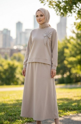 طقم مكون من قطعتين: تونيك وتنورة، مزين بفيونكة، رقم الموديل 0237-01، لون بيج. 0237-01