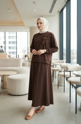 طقم مكون من قطعتين: تونيك وتنورة، مزين بفيونكة، رقم الموديل 0237-02، لون بني 0237-02