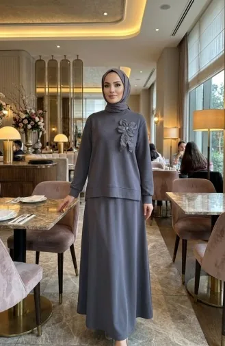 طقم مكون من قطعتين: تونيك وتنورة، مزين بفيونكة، رقم الموديل 0237-05، لون رمادي 0237-05