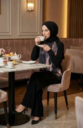 طقم مكون من قطعتين: تونيك مطبوع بكسرات وبنطال، رقم الموديل 2215-03، لون أسود سلموني 2215-03