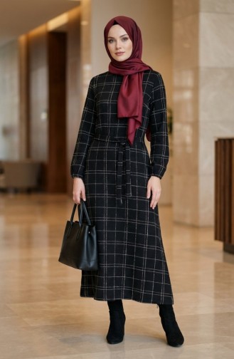 فستان شتوي مخطط بحزام وأساور مطاطية 2505-04 أسود 2505-04