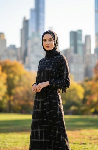 فستان شتوي مخطط بحزام وأساور مطاطية 2505-04 أسود 2505-04