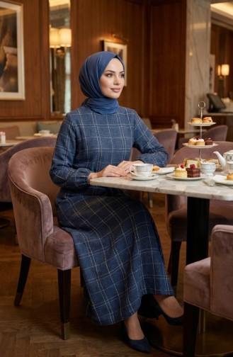 فستان شتوي مخطط بحزام وأساور مطاطية 2505-05 أزرق داكن 2505-05