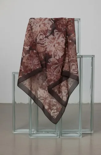 وشاح بني بنقشة زهور من العنبر 70357-12 70357-12