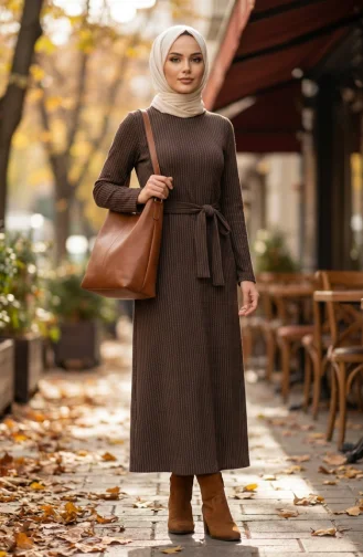 Şerit Desenli Kuşaklı Tesettür Elbise 2222A-01 Kahverengi