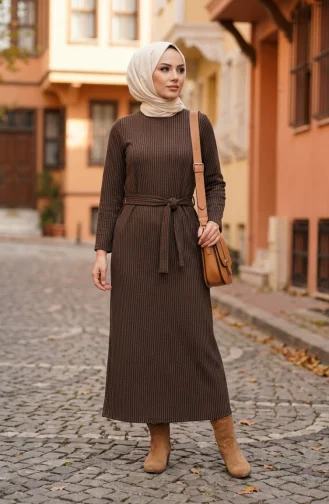 Şerit Desenli Kuşaklı Tesettür Elbise 2222A-01 Kahverengi