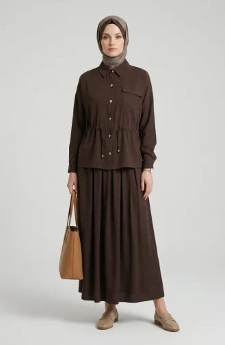 طقم من قطعتين بأزرار أمامية ورباط عند الخصر، بني اللون، رقم الموديل 0247-02 0247-02