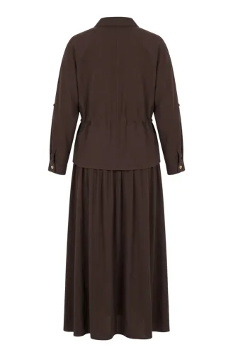 طقم من قطعتين بأزرار أمامية ورباط عند الخصر، بني اللون، رقم الموديل 0247-02 0247-02