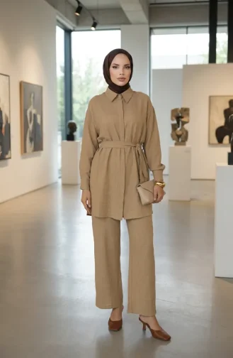 Ensemble Deux Pièces En Lin Avec Col De Chemise Et Ceinture Couleur Vison Référence 71199-04 71199-04
