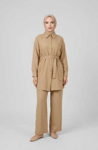 Ensemble Deux Pièces En Lin Avec Col De Chemise Et Ceinture Couleur Vison Référence 71199-04 71199-04