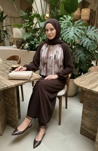 طقم مكون من قطعتين: تونيك وتنورة بنقوش هندسية، رقم الموديل 0257-03، لون بني 0257-03