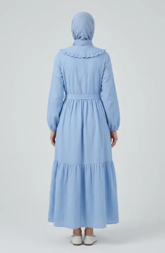 Kleid Aus Musselinstoff Mit Rüschenkragen Und Gürtel 0253-05 Blau 0253-05