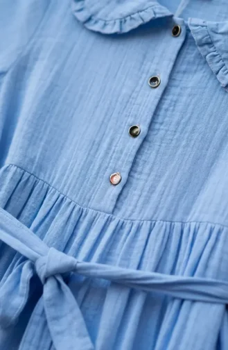 Kleid Aus Musselinstoff Mit Rüschenkragen Und Gürtel 0253-05 Blau 0253-05