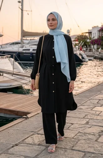 طقم مكون من قطعتين: بلوزة وبنطال بأزرار أمامية ورباط، أسود اللون (2253-04). 2253-04