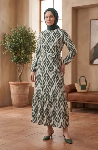 Kleid Aus Crêpe-Stoff Mit Raffungen Und Gürtel 0501-05 Smaragdgrün/Ecru 0501-05