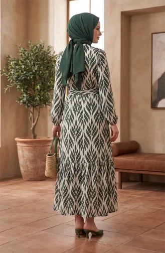 Kleid Aus Crêpe-Stoff Mit Raffungen Und Gürtel 0501-05 Smaragdgrün/Ecru 0501-05