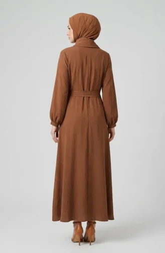فستان بني اللون بياقة وشاح وأزرار نصفية وحزام، رقم الموديل 2262-06 2262-06