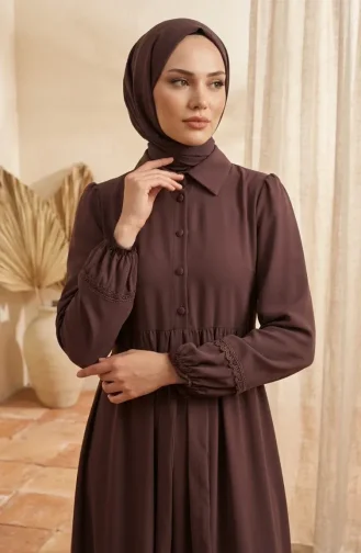 Kleid Mit Spitzendetails Und Gürtel Farbe: Milchkaffee Modell 5086-08 5086-08