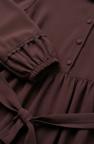 Kleid Mit Spitzendetails Und Gürtel Farbe: Milchkaffee Modell 5086-08 5086-08
