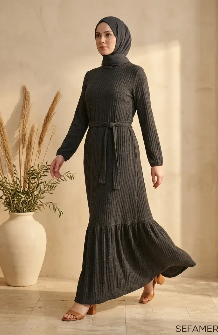 Kleid Aus Bubble-Stoff Mit Elastischen Ärmeln Und Gürtel Farbe: Rauchgrau Modell 0510-02 0510-02