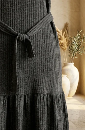 Kleid Aus Bubble-Stoff Mit Elastischen Ärmeln Und Gürtel Farbe: Rauchgrau Modell 0510-02 0510-02