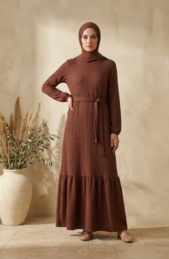 Kleid Aus Bubble-Stoff Mit Elastischen Ärmeln Und Gürtel 0510-04 Braun 0510-04