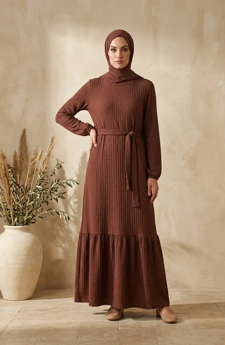 Kleid Aus Bubble-Stoff Mit Elastischen Ärmeln Und Gürtel 0510-04 Braun 0510-04