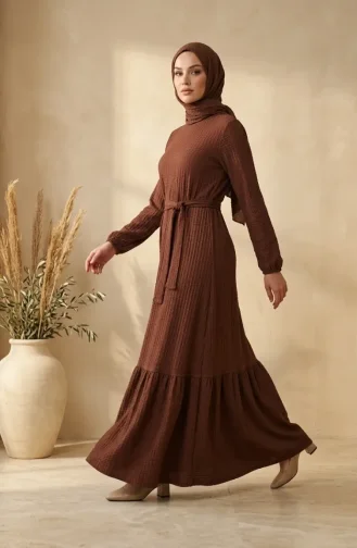 Kleid Aus Bubble-Stoff Mit Elastischen Ärmeln Und Gürtel 0510-04 Braun 0510-04