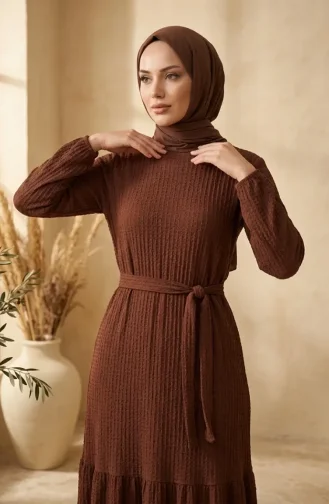 Kleid Aus Bubble-Stoff Mit Elastischen Ärmeln Und Gürtel 0510-04 Braun 0510-04
