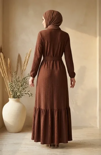 Kleid Aus Bubble-Stoff Mit Elastischen Ärmeln Und Gürtel 0510-04 Braun 0510-04