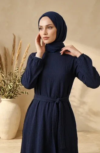 Kleid Aus Bubble-Stoff Mit Elastischen Ärmeln Und Gürtel 0510-05 Marineblau 0510-05