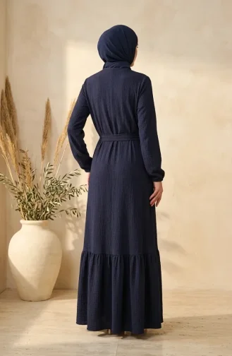 Kleid Aus Bubble-Stoff Mit Elastischen Ärmeln Und Gürtel 0510-05 Marineblau 0510-05