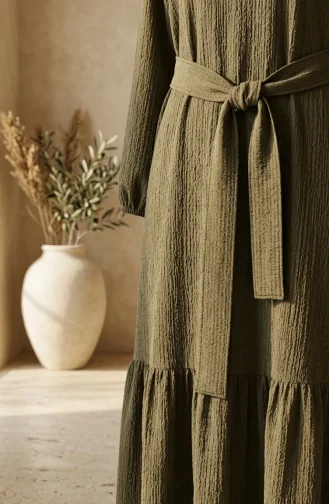 Kleid Aus Bubble-Stoff Mit Elastischen Ärmeln Und Gürtel Farbe 0510-07 Khaki 0510-07