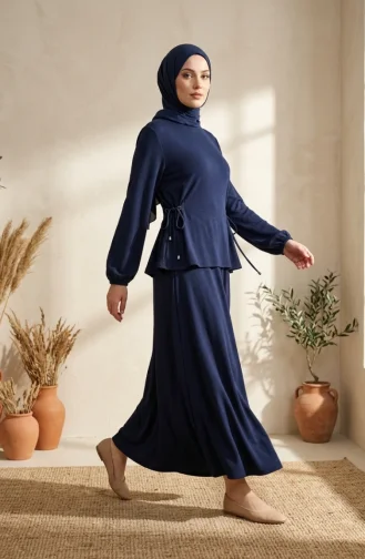 Ensemble Hijab Deux Pièces Oysho En Tissu Bleu Marine Composé D`un Chemisier Et D`une Jupe à Lacets 5660-07