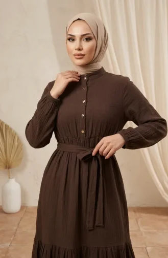 فستان بني اللون بياقة صينية وأزرار نصفية وحزام، رقم الموديل 0302-02 0302-02