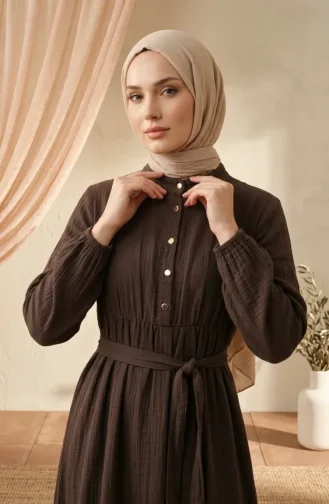 فستان بياقة صينية وأزرار نصفية وحزام، 0302-05 بني داكن 0302-05