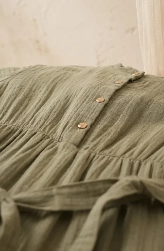 فستان بياقة صينية وحزام بنصف أزرار 0302-11 أخضر كاكي فاتح 0302-11