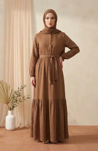 Kleid Mit Stehkragen Halber Knopfleiste Und Gürtel Farbe: Milchkaffee Modell 0302-13 0302-13